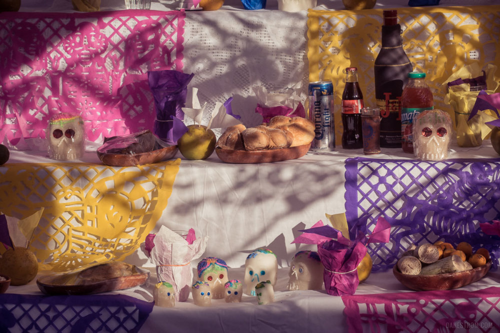 Pan de muertos on an ofrenda in Ixtlahuacán de los Membrillos, Jalisco.