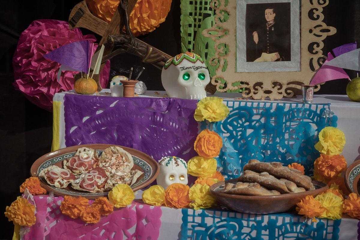 An offering of a plate of tostadas on an altar for one of the niños héroes (boy heroes) of the Mexican-American War.