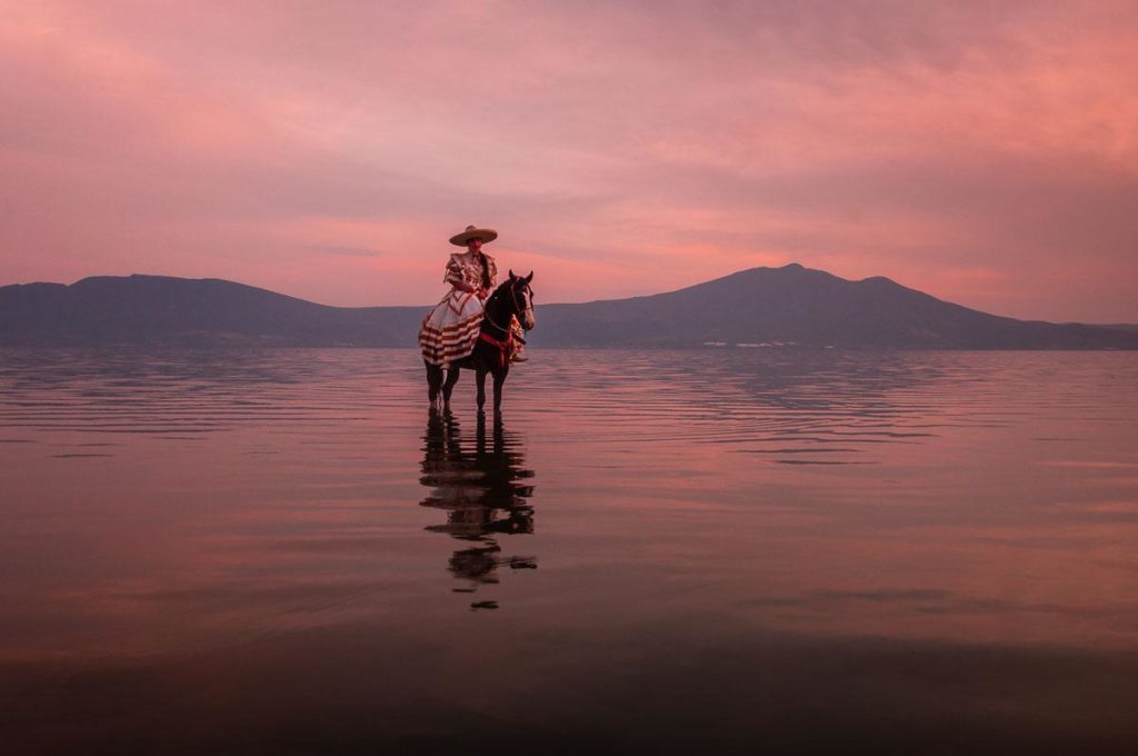 Jaqui Gómez riding her horse on Lake Chapala.