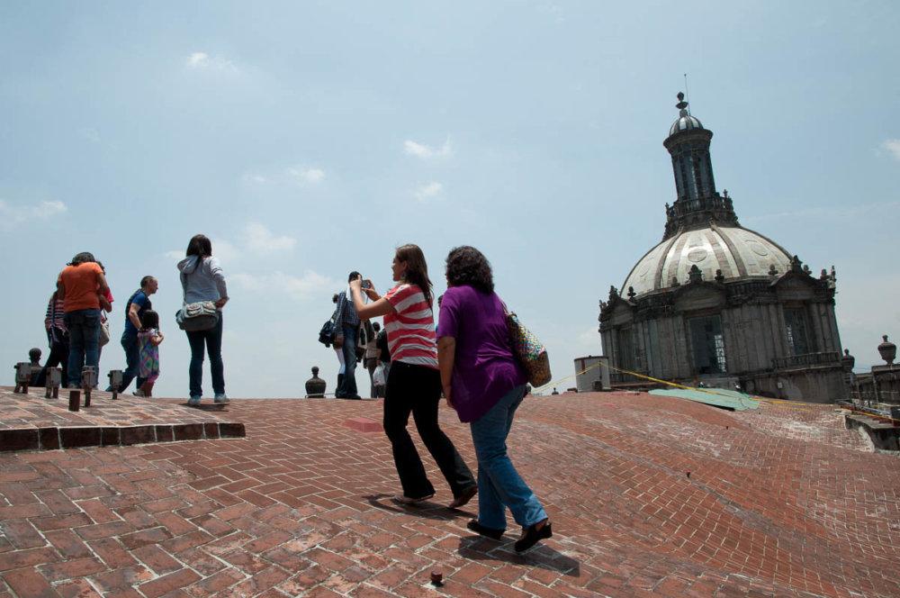 People on top of the nave of the cathedral in Mexico City.